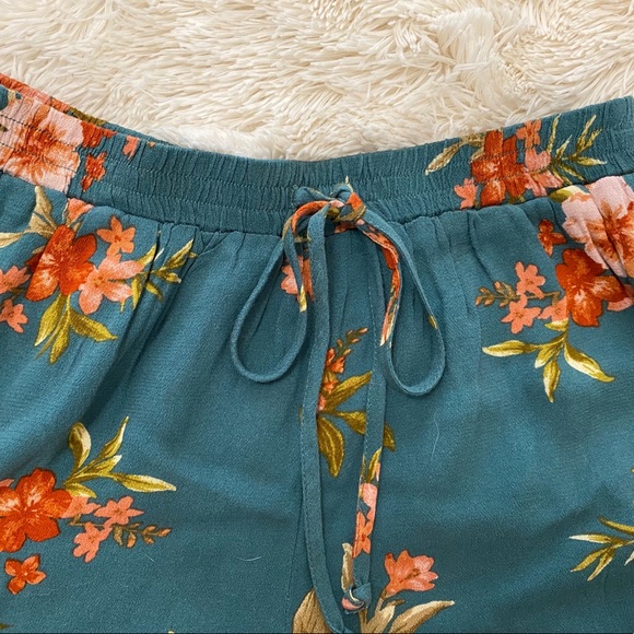 NWOT‼️ American Eagle Flower Shorts - Picture 2 of 6